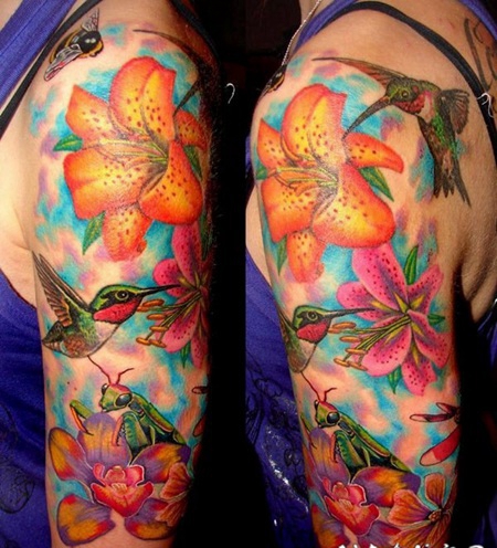 鲜艳的百合花蜂鸟蜜蜂和蚱蜢手臂纹身图案
