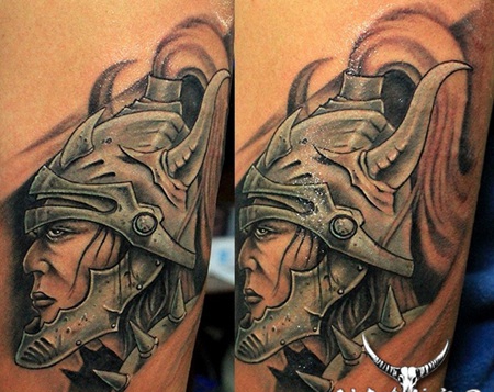 卡通风格的彩色幻想战士手臂纹身图案