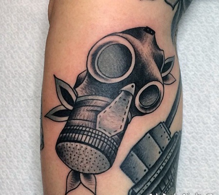 黑色old school防毒面具手臂纹身图案