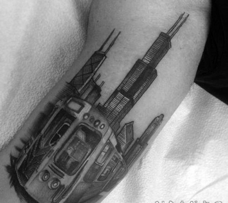 手臂经典的黑色现代城市和火车纹身图案