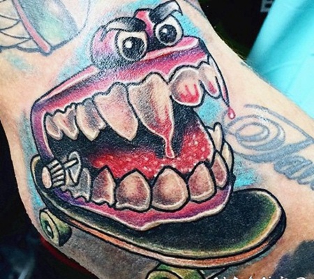 卡通风格的彩色牙齿和滑板手臂纹身图案