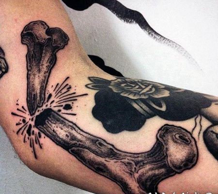 点刺黑色的破碎骨头手臂纹身图案