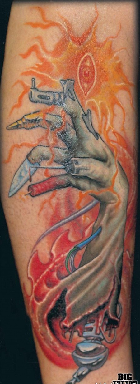 手臂令人毛骨悚然的彩色机械手指纹身图案