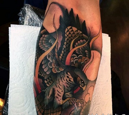 五彩飞鹰手臂纹身图案