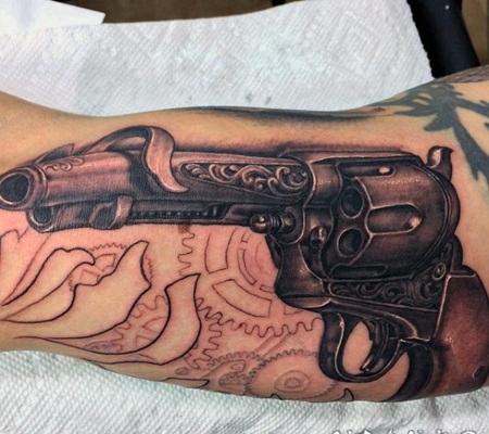 壮观的彩色写实风格左轮手枪手臂纹身图案