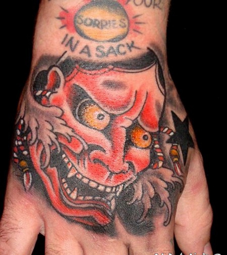 手背亚洲传统的彩绘般若和星星纹身图案