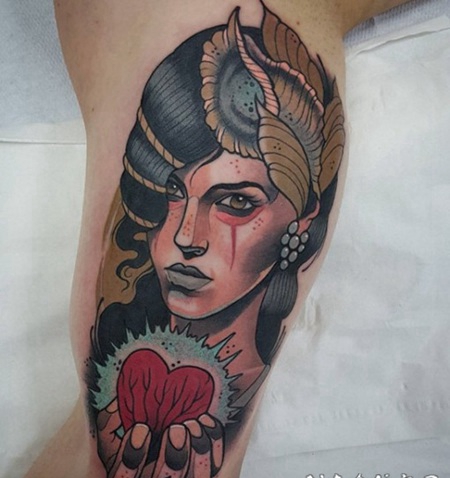 复古风格的彩色部落女性肖像和心形手臂纹身图案