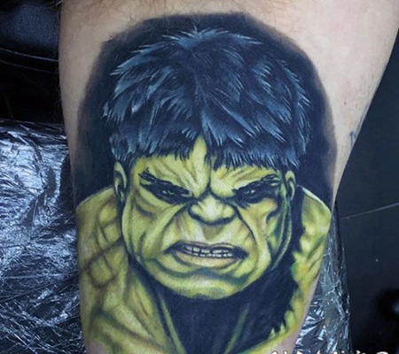漫画风格的彩色愤怒绿巨人手臂纹身图案