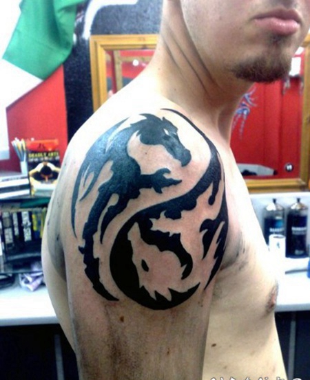 肩部亚洲风格的黑白龙阴阳八卦纹身图案