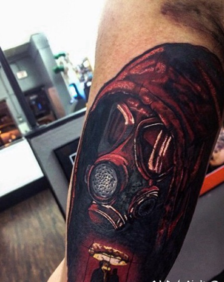 大臂3D彩色疯狂的防毒面具与核爆炸纹身图案