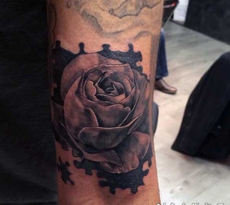 天然的黑灰玫瑰和拼图手臂纹身图案