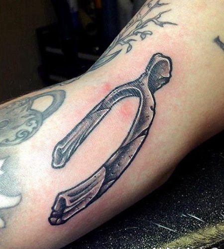 手臂黑灰风格的小骨头纹身图案