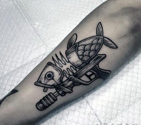 手臂雕刻风格黑色点刺神秘的手枪与鱼纹身图案