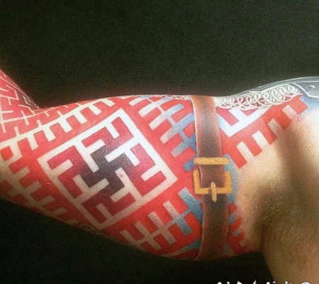 印象深刻的红色装饰符号和皮带手臂纹身图案