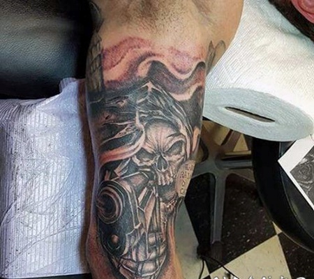 大臂黑灰风格的神秘骷髅战士与手枪纹身图案