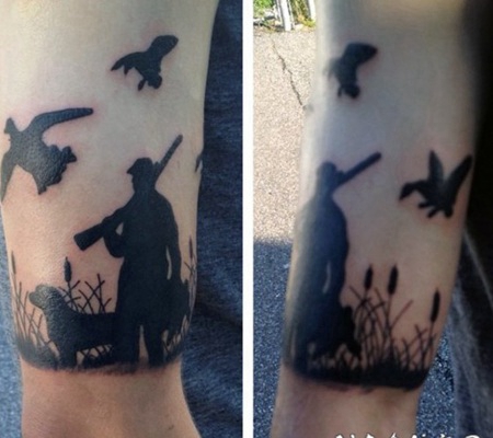 手臂黑色狗和飞鸭猎人纹身图案