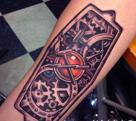 手臂小型的彩色机械齿轮纹身图案