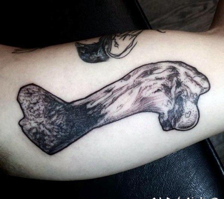 手臂看起来很漂亮的人体骨头纹身图案