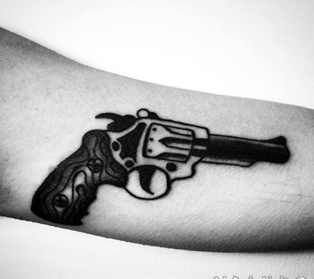 手臂黑色简单的左轮手枪纹身图案