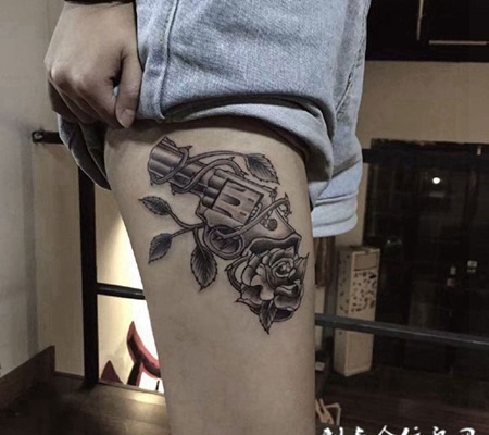 枪与玫瑰，大腿创意枪花纹身图案