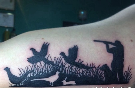 手臂黑色的猎人射鸭子剪影纹身图案