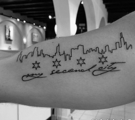 手臂黑色线条城市轮廓与星星字母纹身图案