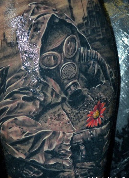 非常逼真的防毒面具和小花手臂纹身图案