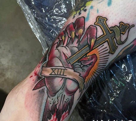 old school彩色的恶魔手和十字架手臂纹身图案