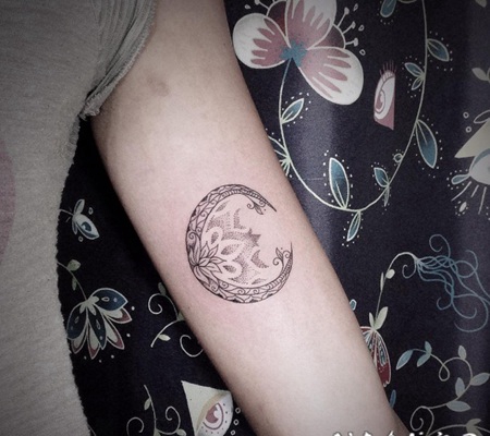点刺黑色的神秘月亮梵花手臂纹身图案