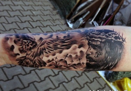 手臂黑灰风格耶稣肖像结合墓地和乌鸦纹身图案