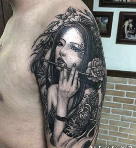 轻梳粉黛，大臂艺妓创意纹身