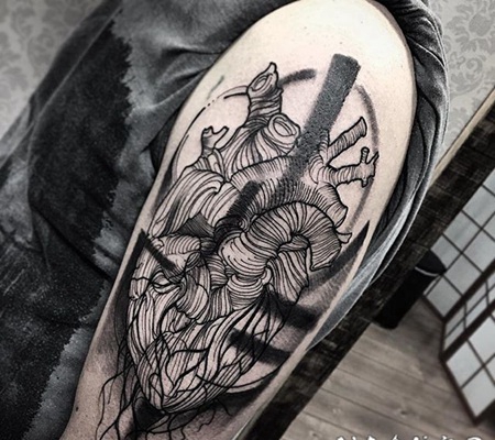 手臂黑色雕刻风格线条心脏纹身图案