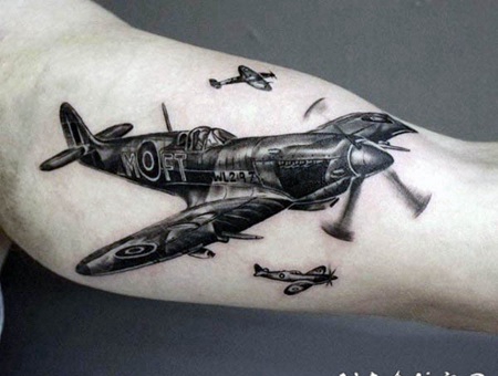 非常逼真的二战战斗机手臂纹身图案