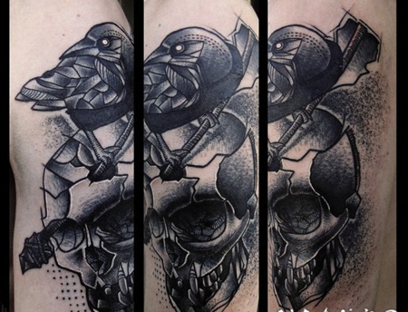 惊人的黑白点刺骷髅与乌鸦手臂纹身图案