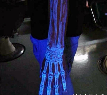 荧光写实风格的骨骼手臂纹身图案