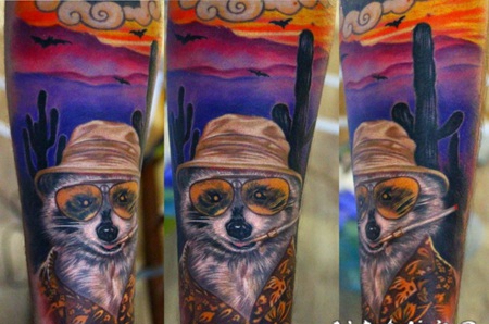 有趣的写实彩色吸烟浣熊手臂纹身图案
