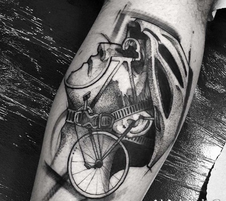 超现实主义风格的黑点刺人像与自行车头盔手臂纹身图案