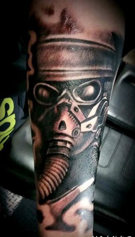 黑灰风格有趣的防毒面具手臂纹身图案