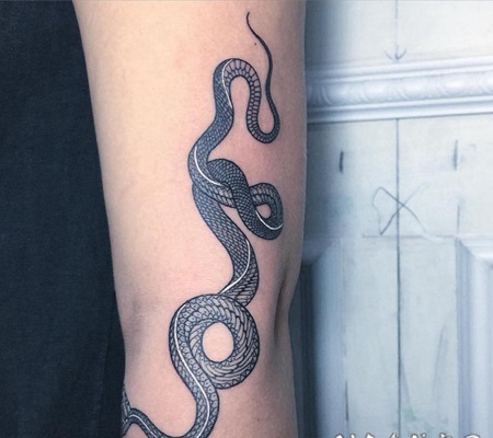 精致的黑色小蛇手臂纹身图案