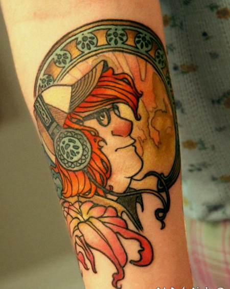 手臂插画风格的人与耳机和花卉纹身图案