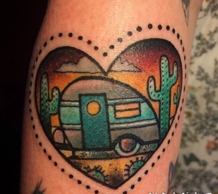 心形与拖车彩色手臂纹身图案