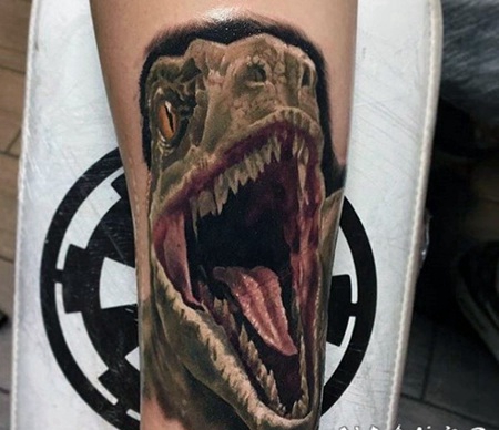 写实风格的彩色咆哮恐龙手臂纹身图案