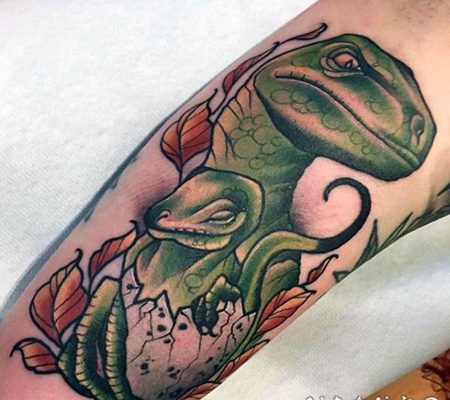 插画风格彩色的恐龙家族手臂纹身图案