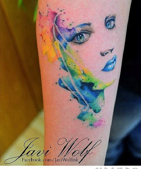 年轻漂亮的女孩肖像水彩泼墨手臂纹身图案