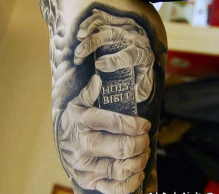 非常写实的宗教风格手持圣经手臂纹身图案
