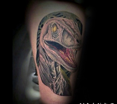 手臂new school写实风格恐龙纹身图案
