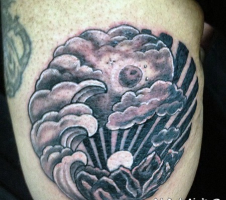 圆形黑灰风格的夜空手臂纹身图案