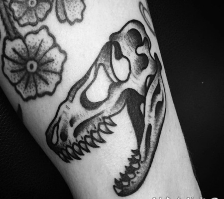 old school黑色恐龙头骨和花朵手臂纹身图案