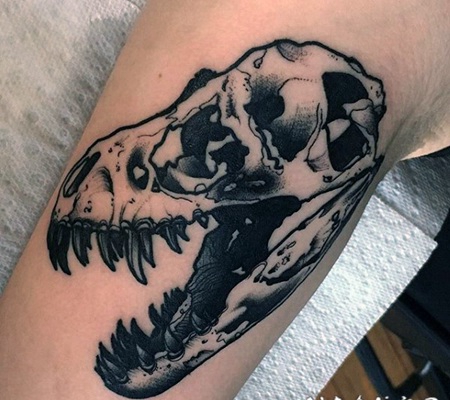 经典的黑色恐龙头骨手臂纹身图案