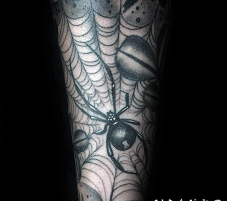个性的黑色蜘蛛与蜘蛛网手臂纹身图案
